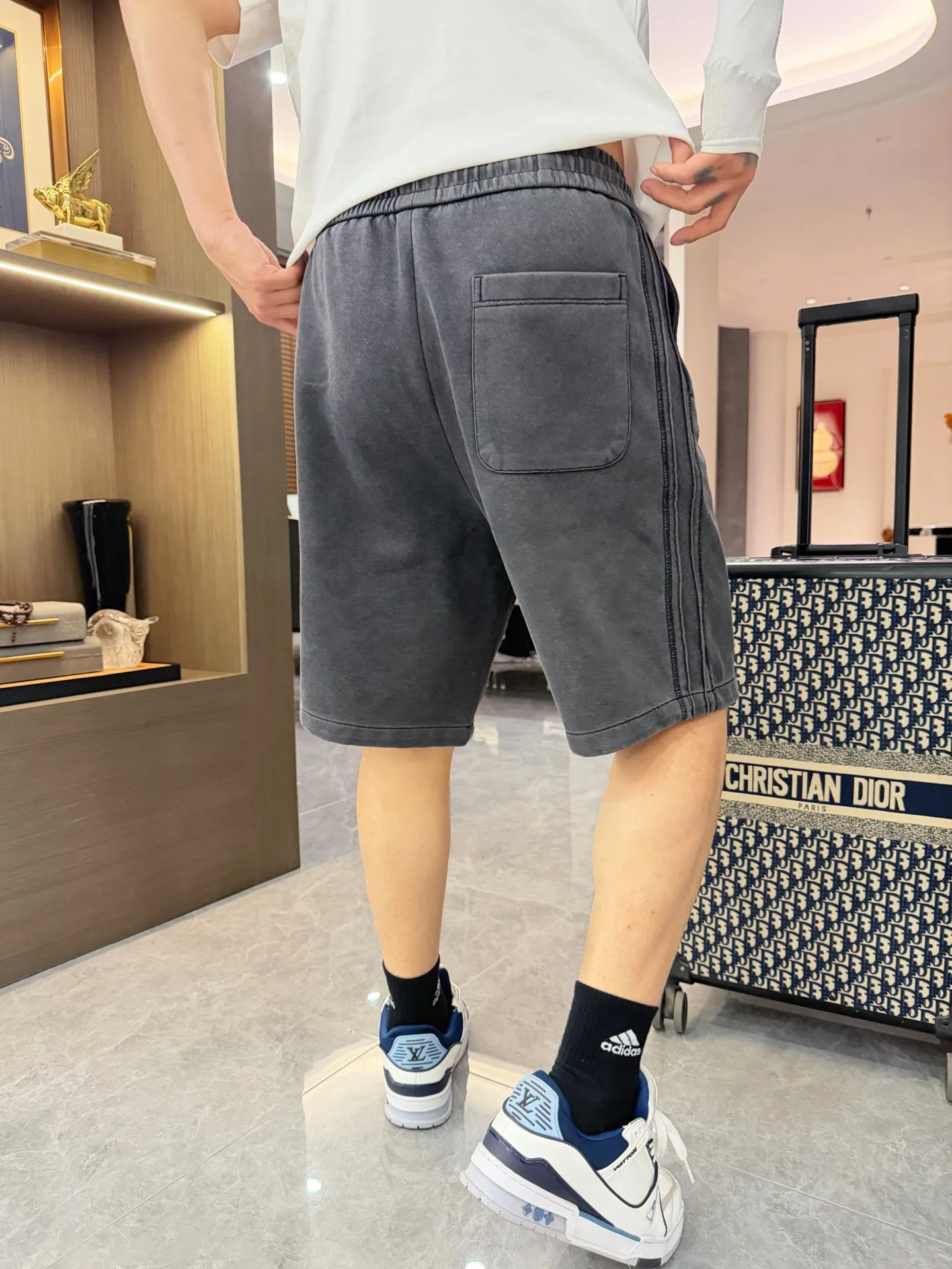 Balenciaga's three-standard complete 2026 summer New Arrival men's casual shorts, advanced custom-made Breathable fabric, Breathable fabric, extremely stretchy and comfortable, impeccable details, top-grade accessories, original logo design concept, delicate and soft feel! The upper body fit is awesome! Size: M-XXXL Please state your height and weight when ordering